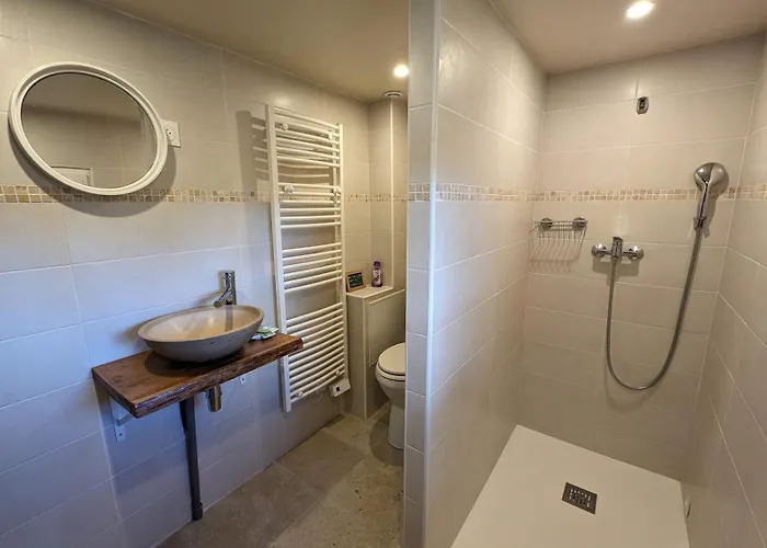 Sainte Suzanne De La Charreterie * Les Baux-de-Breteuil