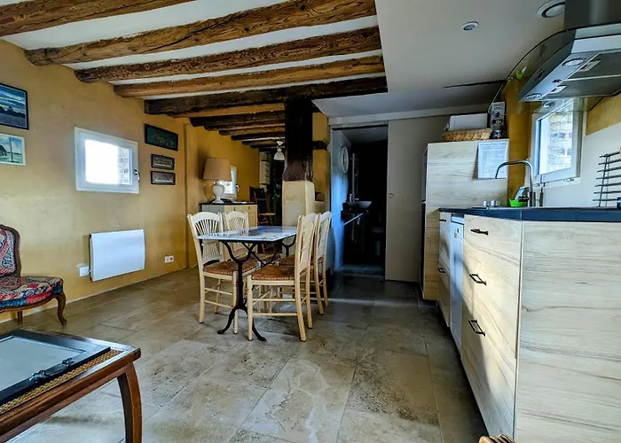 Sainte Suzanne De La Charreterie * Les Baux-de-Breteuil